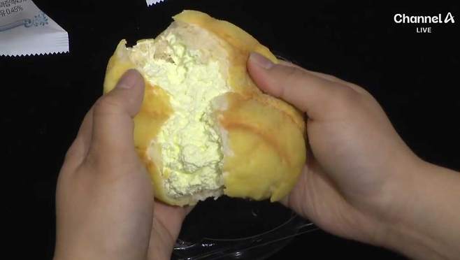 편의점에서 판매 중인 멜론 크림빵에서 악취가 난다는 소비자 비판이 잇따르자 유통업체가 전량 회수에 나섰다./사진=채널A 뉴스 캡처