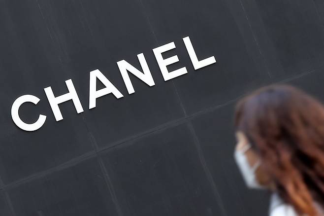 서울 시내에 설치된 샤넬 로고의 모습. 뉴스1