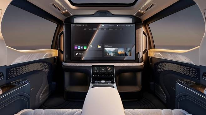 지커 009 그랜드의 럭셔리한 2열 좌석에 장착된 43인치 클라우드 스마트 스크린 / © 지커