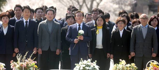 봉하마을 참배 부산시장 출마를 선언한 전재수 더불어민주당 의원(가운데)이 2일 경남 김해시 진영읍 봉하마을 노무현 전 대통령 묘소를 참배하기 위해 이동하고 있다. 연합뉴스