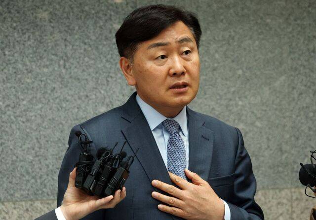 김관영 전북도지사가 1일 도청에서 '돈봉투 살포 의혹'에 대해 해명하고 있다. 김 지사는 "청년들에게 대리비를 줬다가 회수했다"고 말했다. 연합뉴스