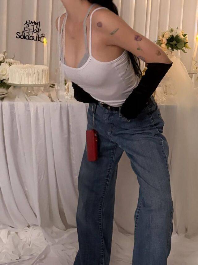 지민이 만우절을 맞아 깜짝 '결혼 발표'로 팬들을 놀라게 했다. / 지민 SNS