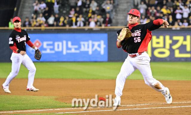 2026년 4월 1일 오후 서울 잠실구장에서 '2026 신한 SOL KBO리그' KIA 타이거즈와 LG 트윈스의 경기. KIA 1루수 오선우가 8회말 1사 3루서 LG 홍창기의 땅볼 때 홈으로 송구하고 있다./잠실=힌혁승 기자 hanfoto@mydaily.co.kr