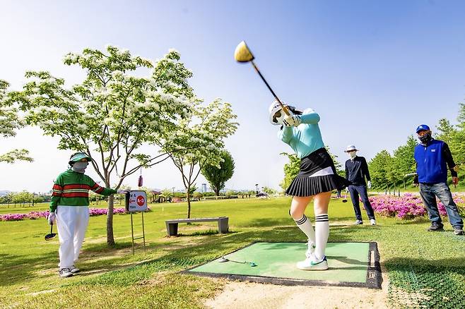 구미동락공원 파크골프장에서 시민들이 파크골프를 즐기고 있다. ⓒ구미시 제공