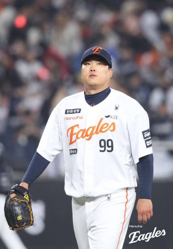 한화 류현진이 1일 대전한화생명볼파크서 열린 KT전서 투구를 마친 뒤 덕아웃으로 돌아가고 있다. 사진제공|한화 이글스