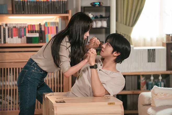 채원빈(왼쪽)과 안효섭 주연의 SBS ‘오늘도 매진했습니다’ 스틸컷. SBS 제공