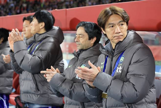 홍명보 감독이 이끄는 대한민국 축구 대표팀이 1일(한국시간) 오스트리아 빈에 있는 에른스트 하펠 스타디온에서 열린 오스트리아와의 3월 두 번째 평가전에서 0-1로 패했다. 마르셀 자비처에게 결승 골을 내주면서 한국은 7년 만에 처음으로 2경기 연속 무득점 경기를 당했다. 한국은 지난달 28일 코트디부아르전 0-4 충격패를 당하며 출발했다. 가상의 남아프리카공화국인 코트디부아르의 1.5군을 상대로 무려 4골을 헌납하며 무너졌다. 2026년부터 실시간으로 경기 결과가 반영되는 FIFA 랭킹에서 한국은 무려 3계단 떨어진 25위(1588.66점)로 가라앉았다. 한국을 꺾은 24위 오스트리아(1593.45점)보다 아래로 내려갔다. 연합뉴스
