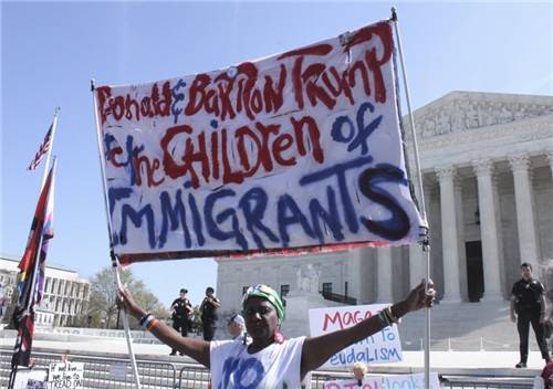 미 연방대법원 앞에서 피켓 든 네이딘 사일로 (워싱턴=연합뉴스) 백나리 특파원 = 1일(현지시간) 도널드 트럼프 미 대통령의 출생시민권 금지 행정명령이 적법한지를 두고 변론을 연 연방대법원 앞에서 60세 흑인 여성 네이든 사일로가 '트럼프와 아들 배런도 이민자의 자녀'라는 피켓을 들고 항의하고 있다. 2026.4.2. nari@yna.co.kr