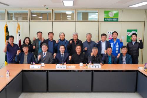 ◇우상호 더불어민주당 강원특별자치도지사 예비후보가 3일 화천읍에 위치한 농업인단체 화천군연합회를 방문해 농민들의 목소리를 청취했다.