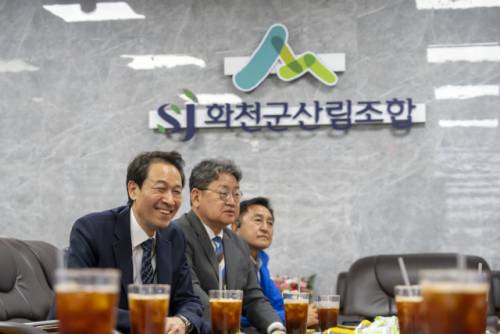 ◇우상호 더불어민주당 강원특별자치도지사 예비후보가 3일 화천읍에 위치한 화천군산림조합을 찾아 현안 청취와 함께 산림자원의 산업화 가능성을 점검했다.