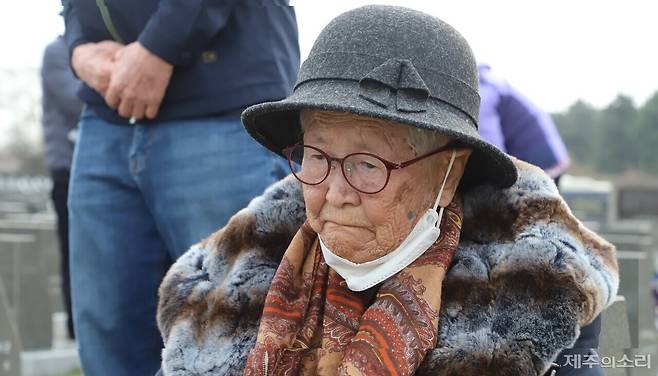 눈시울을 붉힌 채 남편 김탁유의 표지석을 말없이 바라보는 양중윤 할머니. ⓒ제주의소리