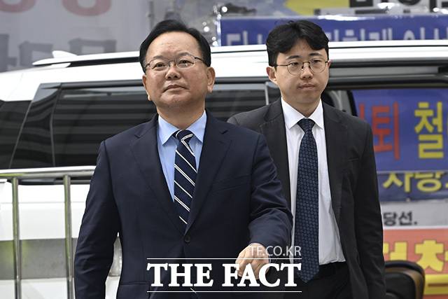 6.3 지방선거 대구광역시장 출마를 선언한 김 전 총리가 후보 면접에 참석하기 위해 민주당사로 입장하고 있다.