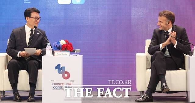 에마뉘엘 마크롱 프랑스 대통령(오른쪽)과 김민석 국무총리가 3일 서울 여의도동 FKI타워에서 열린 '제3차 한-프랑스 경제계 미래 대화'에서 발언을 하고 있다. /청사사진기자단