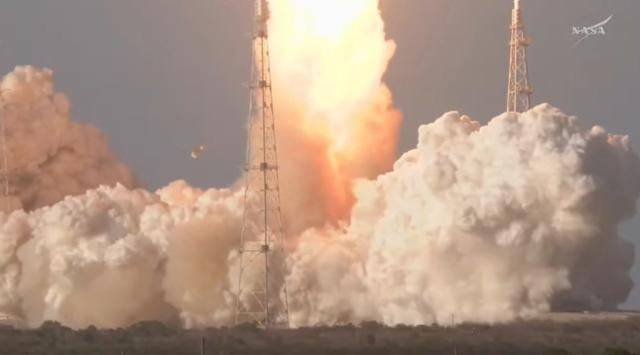 1일(현지 시각) 미 플로리다주 케네디 우주센터에서 아르테미스 2호가 발사되는 장면. 연기에 가려져 발사체가 제대로 보이지 않는다./NASA