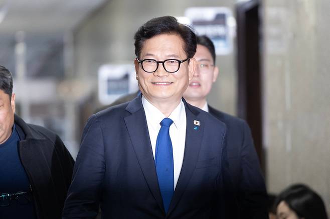 송영길 더불어민주당 전 대표가 지난 3월 5일 서울 여의도 국회에서 정청래 대표와 면담을 위해 대표실로 향하고 있다./뉴스1