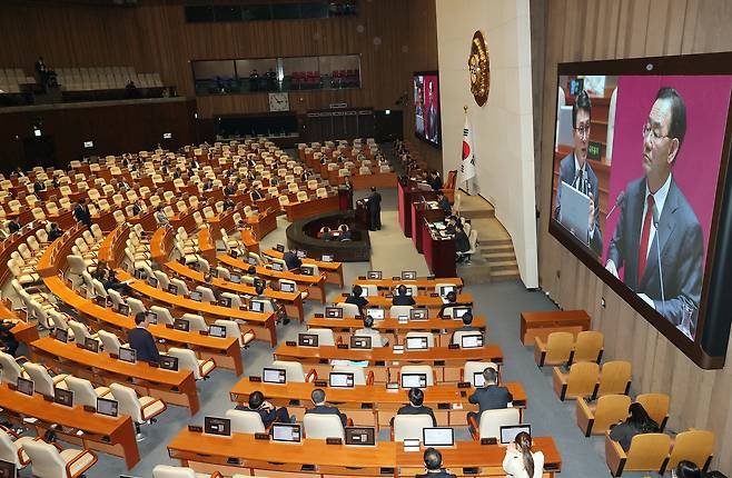 3일 국회에서 열린 정치·외교·통일·안보 분야 대정부질문에서 김민석 국무총리가 국민의힘 주호영 의원의 질문에 답하고 있다. 연합뉴스