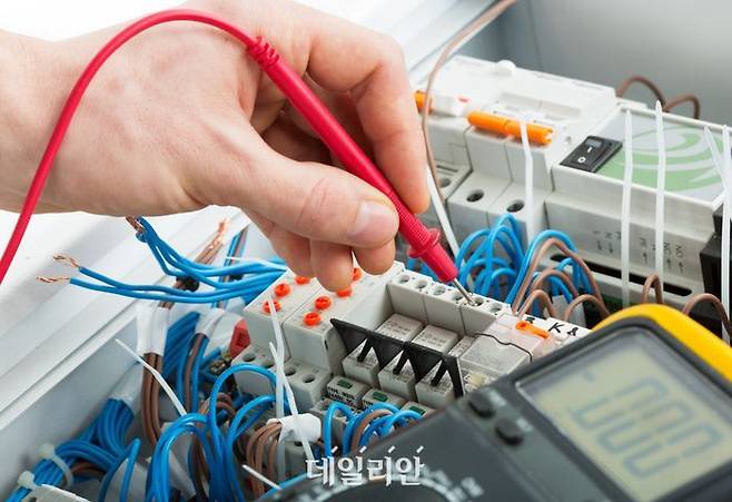 전기 기술자가 작업을 하는 모습. ⓒ클립아트코리아