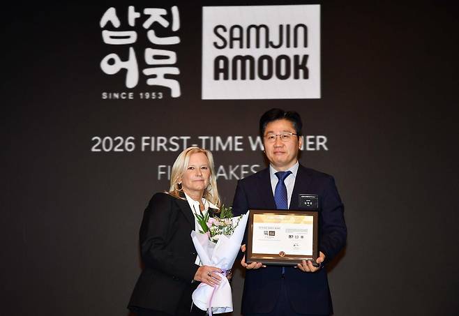 엘런 스미스(Ellen Smyth) 뉴욕 페스티벌 회장과 김태성 삼진어묵 부사장이 기념 촬영을 하고 있다. 삼진어묵 제공