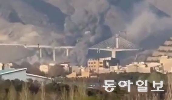 트럼프 대통령은 2일 소셜미디어 트루스소셜에 교량이 무너져 내리는 영상을 올리며 “이란 최대의 교량이 무너져 내렸고 다시는 사용될 수 없게 됐다”고 했다. 트럼프 대통령 소셜미디어 갈무리