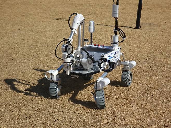 MR2팀이 독자 개발한 탐사 로버 GAP-1000에 매니퓰레이터(물체를 집고 조작하는 기계 장치)가 장착된 모습. KAIST 제공