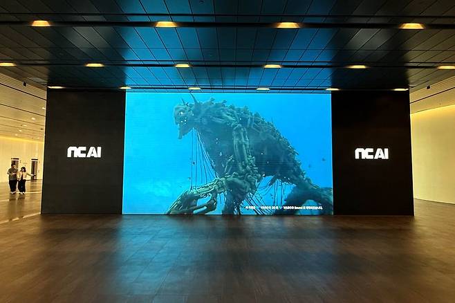 3D 아티스트 ‘민스틴’이 NC AI의 바르코 3D와 바르코 사운드를 활용해 제작한 아트워크가 오프라인 미디어 월에 전시된 모습. NC AI 제공