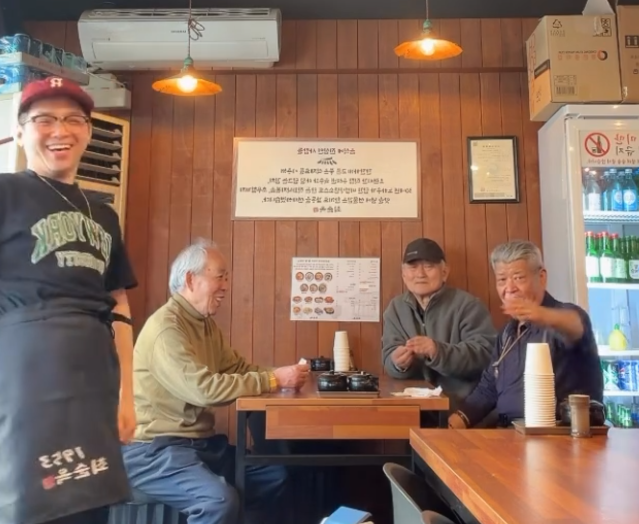 참전 유공자 제복을 입고 국밥집을 찾아와 화제가 된 영상의 주인공 이건희씨(왼쪽 두 번째)가 2일 참전 동기들과 식당을 방문했다. /사진=박민규씨 스레드 갈무리