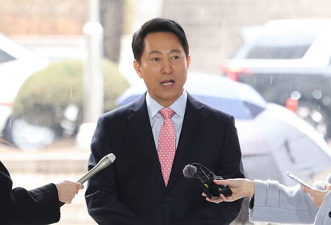 ‘명태균 여론조사비 대납 의혹’으로 기소된 오세훈 서울시장이 지난달 18일 오전 서울 서초구 서울중앙지법에 정치자금법 위반 혐의 관련 2차 공판에 출석하며 취재진의 질문에 답하고 있다. 최현수 기자 emd@hani.co.kr