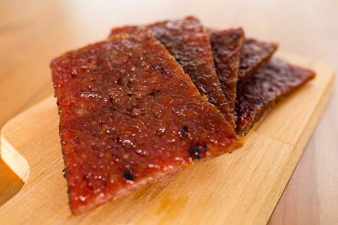 치주과 전문의 박정철 원장은 잇몸 건강을 해치는 음식과 생활습관을 소개했다./사진=클립아트코리아