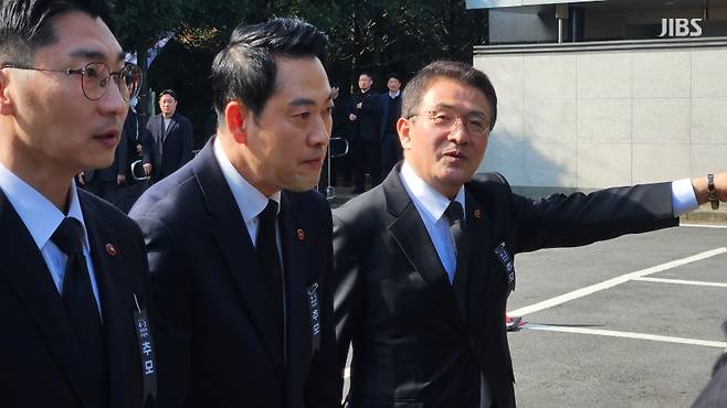 장동혁 국민의힘 대표가 오늘(3일) 제78주년 4·3희생자 추념식에 참석해 고기철(오른쪽) 제주도당 위원장의 안내를 받는 모습 (사진, 김재연 기자)