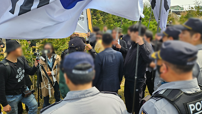 오늘(3일) 제78주년 4·3희생자 추념식이 봉행된 제주4·3평화공원 주변에 모여든 보수 성향 유튜버들 (사진, 김재연 기자)