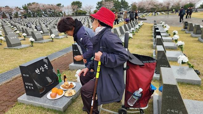 4·3 때 대전형무소로 끌려가 목숨을 잃은 큰 오빠 현상훈씨 묘역에 참배 온 현양자씨와 그의 딸 (사진, 신동원 기자)