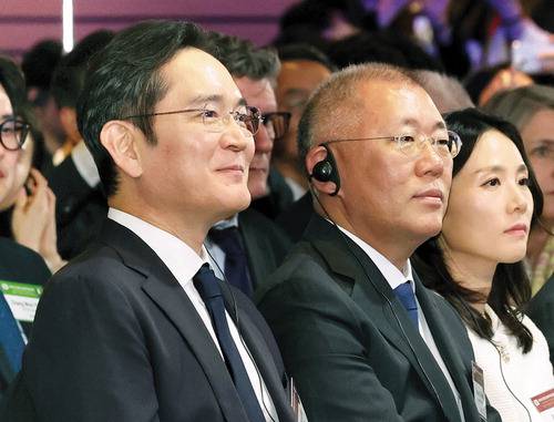 3일 서울 여의도 FKI 컨퍼런스센터에서 열린 한-프랑스 경제계 미래대화 폐회식에 참석한 이재용 삼성전자 회장(왼쪽)과 정의선 현대자동차그룹 회장. 뉴스1