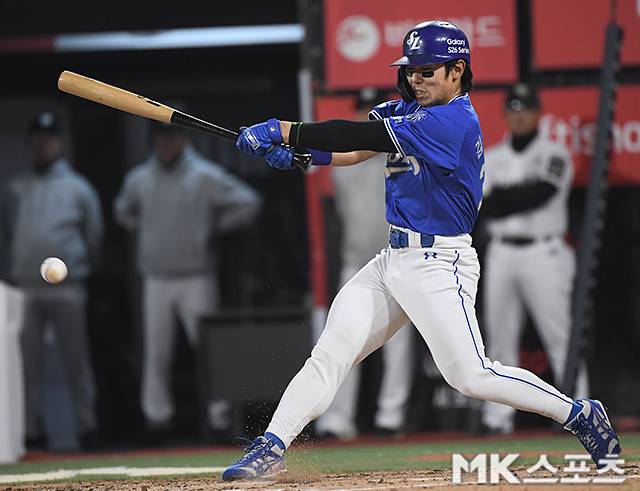 3일 수원 KT위즈파크에서 ‘2026 프로야구’ 삼성 라이온즈와 KT위즈의 경기가 열렸다. 3회초 무사 1,3루에서 삼성 김성윤이 땅볼로 3루주자를 불러들이고 있다. 사진(수원)=천정환 기자