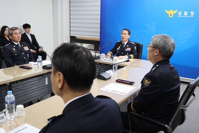 유재성 경찰청장 직무대행이 지난달 18일 서울 서대문구 경찰청에서 열린 선거사범 수사상황실 현판식을 마친 뒤 회의를 주재하고 있다. 기사내용과 무관. 연합뉴스