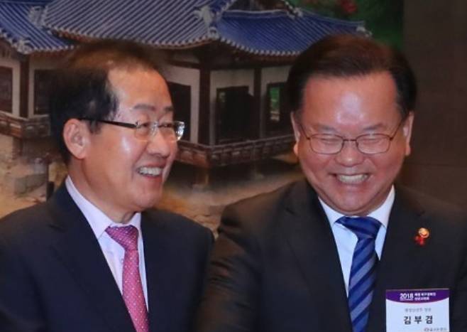 홍준표 전 대구시장(왼쪽)과 김부겸 전 국무총리. 연합뉴스