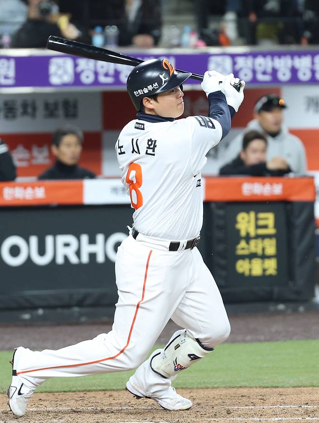 2일 대전 한화생명볼파크에서 열린 2026 신한 SOL KBO리그 KT 위즈와 한화 이글스의 경기 4회말 1사 1,3루 상황, 한화 노시환이 1타점 타격을 하고 있다. 뉴스1