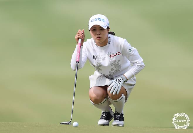 그린 경사를 파악하고 있는 고지원. 사진 제공=KLPGA