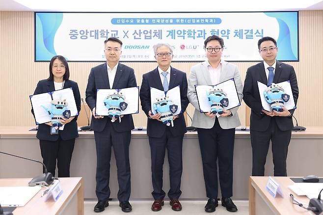  4월2일 LIG 디펜스&에어로스페이스는 중앙대학교와 인재 양성을 위한 업무협약을 체결했다고 3일 밝혔다. 참석자들이 기념 촬영하고 있다.ⓒ연합뉴스