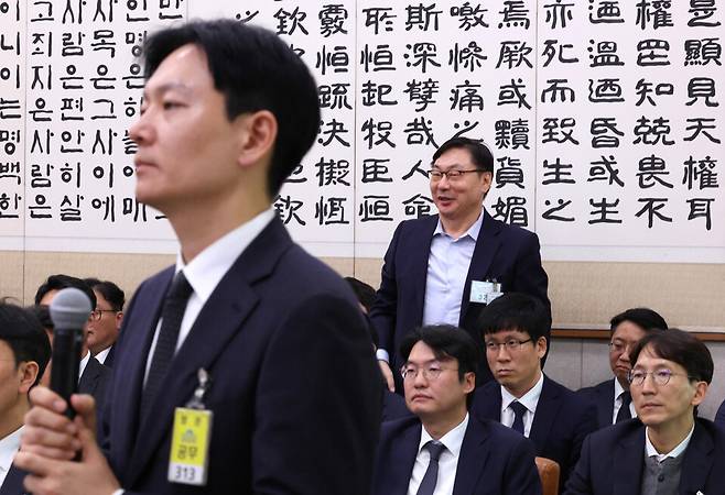 지난해 10월23일 서울 여의도 국회 법제사법위원회에서 열린 서울고등검찰청·서울중앙지방검찰청 등에 대한 국정감사에서 자신의 대북 송금 사건을 수사했던 박상용 검사가 의원 질의를 받고 있는 가운데, 이화영 전 경기도 평화부지사가 답변을 듣고 있다. ⓒ시사저널 박은숙