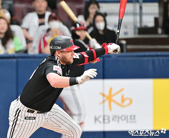 LG 트윈스 외국인 타자 오스틴 딘이 3일 서울 고척스카이돔에서 열린 2026 신한 SOL KBO리그 키움 히어로즈와의 팀 간 1차전에서 시즌 1호 홈런을 기록했다. 사진 엑스포츠뉴스 DB