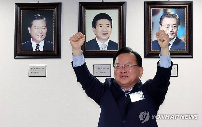 '대구시장 도전' 당 공천 면접서 파이팅 외치는 김부겸 (서울=연합뉴스) 이동해 기자 = 6·3 지방선거 대구시장에 출사표를 던진 김부겸 전 국무총리가 3일 서울 영등포구 여의도 더불어민주당 중앙당사에서 열린 공천 심사 면접에서 파이팅을 외치고 있다. 2026.4.3 eastsea@yna.co.kr