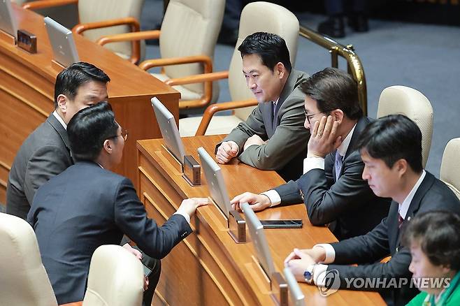 대화 나누는 국민의힘 장동혁 대표와 의원들 (서울=연합뉴스) 신현우 기자 = 국민의힘 장동혁 대표가 2일 국회 본회의에서 박준태 당대표 비서실장, 정희용 사무총장 등과 대화하고 있다. 2026.4.2 nowwego@yna.co.kr