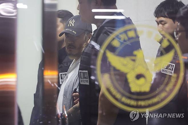 경찰청으로 압송된 '필리핀 마약왕' 박왕열 (의정부=연합뉴스) 임병식 기자 = 25일 오전 경기도 의정부시 경기북부경찰청에서 '마약왕'으로 불리던 박왕열이 압송되고 있다. 2026.3.25 andphotodo@yna.co.kr