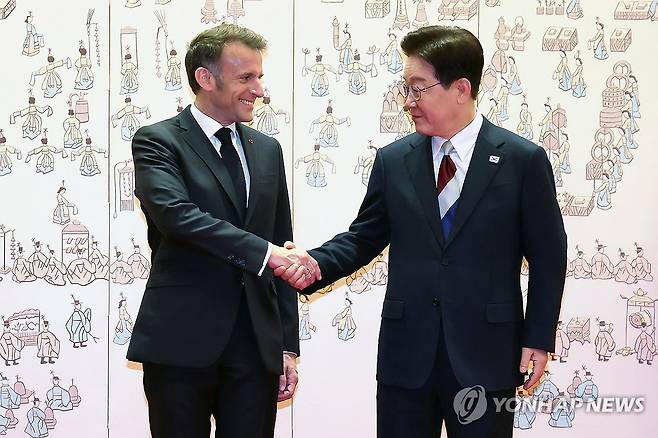 악수하는 한-프랑스 정상 (서울=연합뉴스) 김도훈 기자 = 이재명 대통령과 에마뉘엘 마크롱 프랑스 대통령이 3일 청와대에서 공식환영식 후 악수하고 있다. 2026.4.3 superdoo82@yna.co.kr