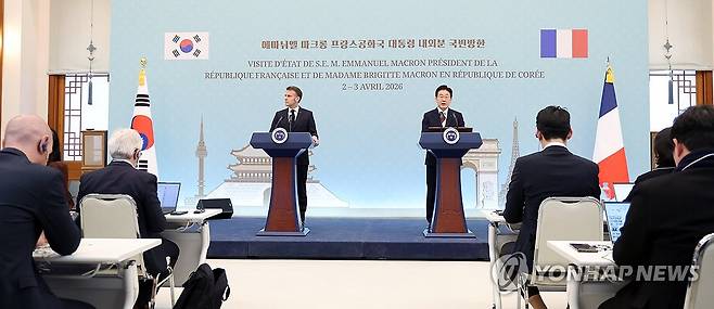이재명 대통령, 마크롱 대통령과 공동언론발표 (서울=연합뉴스) 김도훈 기자 = 이재명 대통령이 3일 청와대에서 에마뉘엘 마크롱 프랑스 대통령과 공동언론발표를 하고 있다. 2026.4.3 superdoo82@yna.co.kr