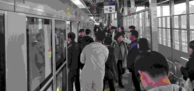 KRX 이용 고객들 승하차 장면 코레일본부 제공