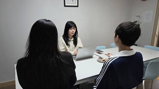 최근 대구 남구 대구시청소년자립지원관에서 가정밖청소년 김민우(가명·23)씨가 취재진과 인터뷰를 하고 있다. 조윤화 기자