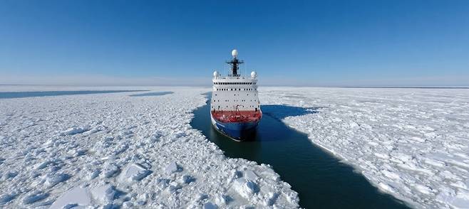 북극항로를 항해하는 쇄빙선 이미지 (사진=motion elements)