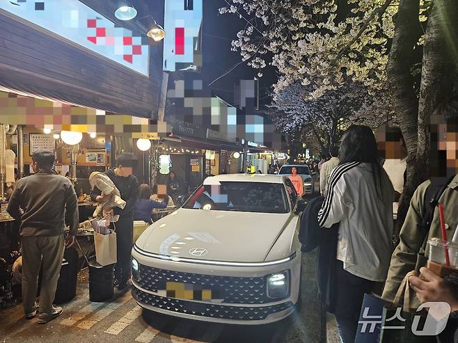 3일 서울 성북구 성북천 일대가 야장 테이블들과 인파로 붐벼 차가 거북이 걸음 하는 모습. 2026.4.3 ⓒ 뉴스1 유채연 기자