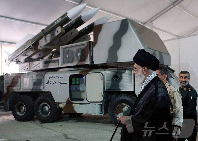 지난 2월 28일 숨진 이란의 최고지도자 아야톨라 알리 하메네이가 2019년 미국 군용 드론을 격추하는 데 사용됐다고 알려진 '코르다드-3' 방공 체계를 바라보는 모습 2019.06.20. ⓒ 로이터=뉴스1